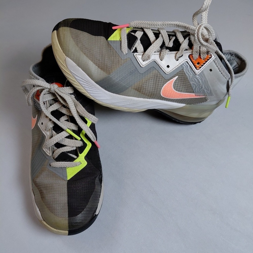 Nike Lebron James XVIII Low Tune Squad Bugs vs Marvin Looney Tunes Size 5.5 Y